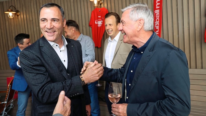 Der damalige Kapitän Toni Ehmann mit Schachner.