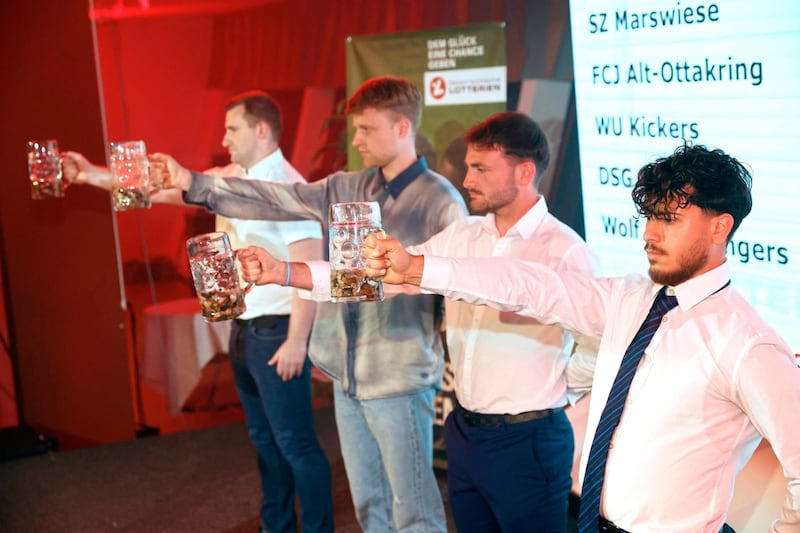 Gregor Schubert (li.) überzeugte beim Bierkrugstemmen. (Bild: Reinhard Holl)