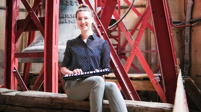 Tina Geroldinger oben im Glockenturm mit der Melodica.
