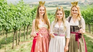 Das royale Trio um Sophie Hromatka dankt dankbar ab. Die „Weinkrone“ trägt ab sofort nun Laura Hummel. (Bild: LWmedia/Leonardo Ramirez)