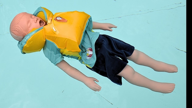 The T-shirt is equipped with sensors that sound if the child falls into the water. (Bild: AirMate)