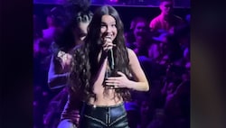 Olivia Rodrigo hält ihr Top fest, während eine Tänzerin versucht, es wieder zuzumachen. (Bild: TikTok)