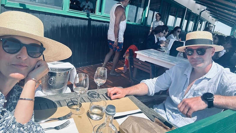 Sylwia und Patty Mössmer im Lieblingsrestaurant „Carmen Bay“ am Meer. (Bild: zVG)