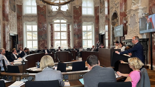 Record: half the assembly hall was empty an hour and a half after the start of the state parliament (Bild: Neuner Philipp)