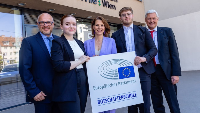 Balról jobbra: Robert Renz, a bécsi SPAR Akadémia vezetője, Laura Diez, junior nagykövet és 2. ...