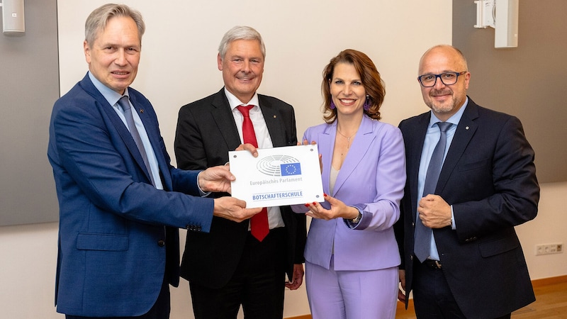 Frank Piplat, Head of the Liaison Office of the European Parliament in Austria (left) accompanied the certification process of the SPAR Academy Vienna. SPAR CEO Hans K. Reisch, Federal Minister for the EU and Constitution Karoline Edtstadler and Head of the SPAR Academy Vienna Robert Renz (from left to right) are delighted with the certificate. (Bild: SPAR/Johannes Brunnbauer)