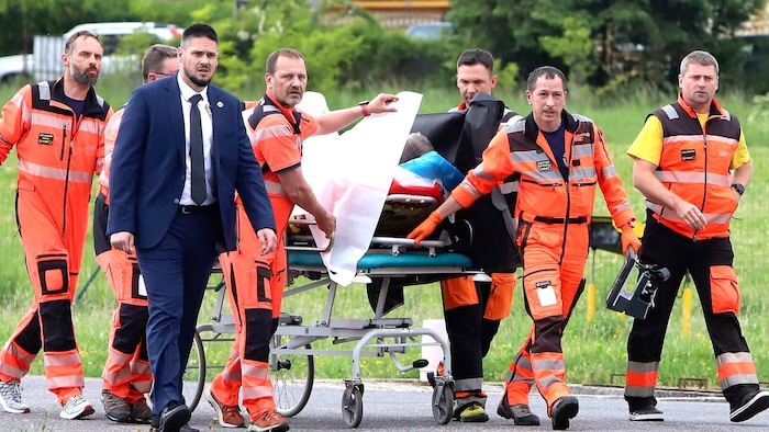 Mit dem Notarzthubschrauber wurde Ministerpräsident Robert Fico ins nächstgelegene Spital geflogen.
