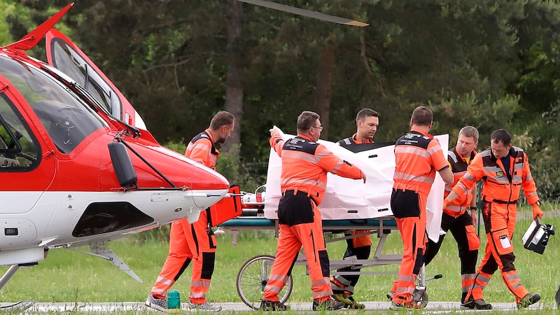 Mit dem Notarzthubschrauber wurde Ministerpräsident Robert Fico ins nächstgelegene Spital geflogen. (Bild: APA/AP)