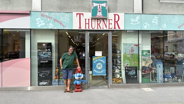 Gerhard Thurner complains about a noticeable loss of sales due to the signs and the roadworks in Maxglaner Hauptstraße (Bild: Valentin Snobe)