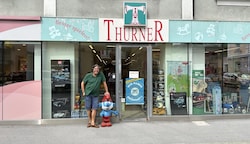 Gerhard Thurner beklagt wegen der Schilder und der Baustelle in der Maxglaner Hauptstraße spürbare Umsatzeinbußen (Bild: Valentin Snobe)