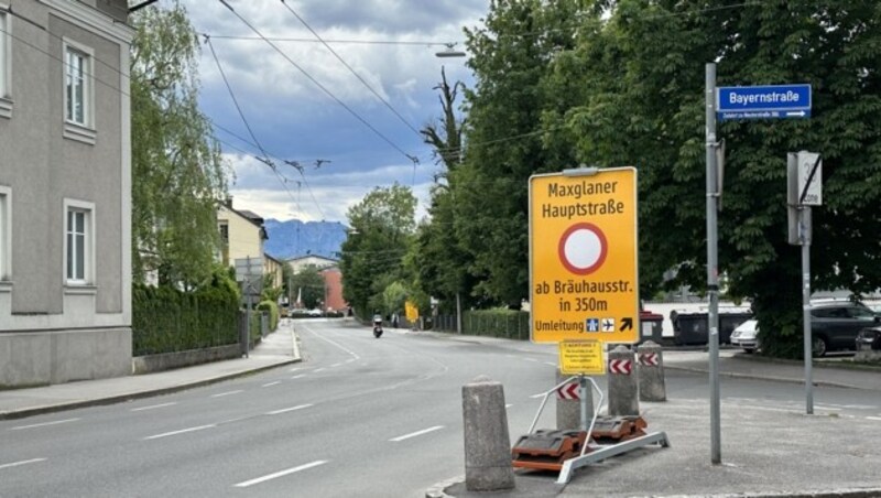 Die Straßenschilder rund um die Maxglaner Hauptstraße sorgen für Verwirrung und verscheuchen Kunden (Bild: Schiel Andreas)