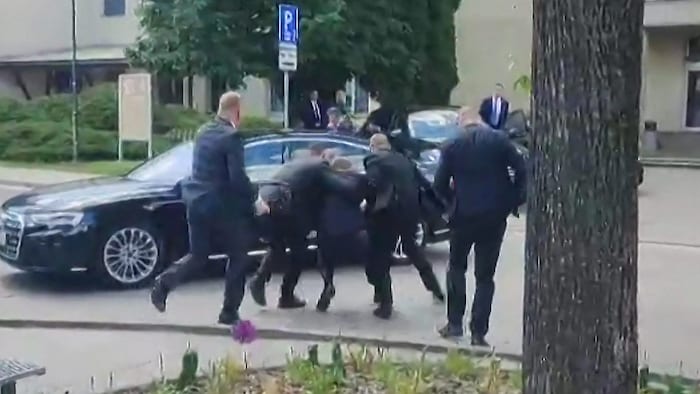 Leibwächter schleppen den schwerst verletzten Ministerpräsidenten Robert Fico (kl. Bild) zu ...