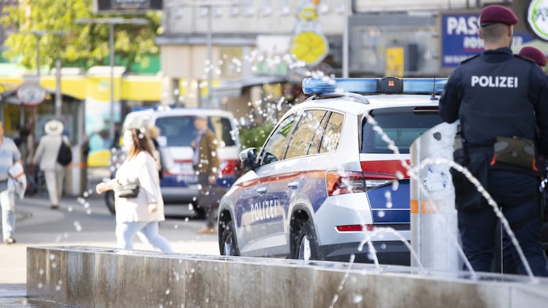 Çarşamba akşamı Favoriten'de gerçekleştirilen öncelikli eyleme toplam 40 polis memuru katılmıştır. (Bild: APA/TOBIAS STEINMAURER)