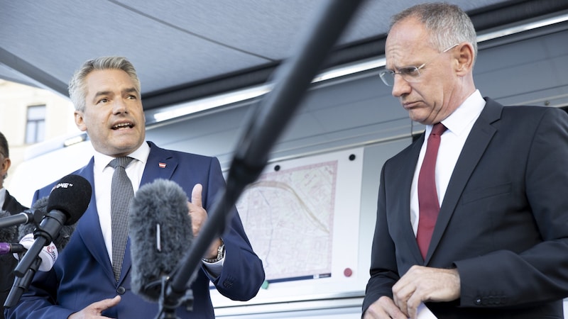 Federal Chancellor Karl Nehammer had already instructed Interior Minister Gerhard Karner (both ÖVP) to suspend all current Syrian asylum applications. (Bild: APA/Tobias Steinmaurer)