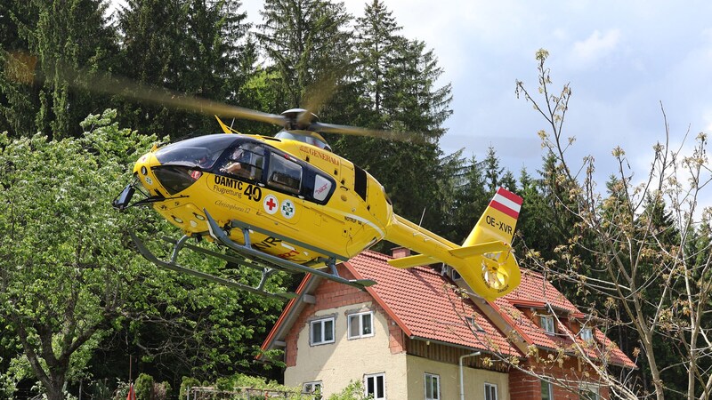 The Christopherus 12 rescue helicopter team took the injured man to Graz Regional Hospital. (Bild: Feuerwehr Wies)