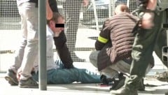 Der 71-jährige Attentäter bei seiner Verhaftung (Bild: Krone KREATIV/AFP/RTVS)