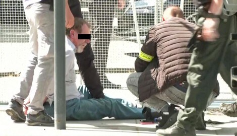 Sicherheitskräfte fixieren den Täter am Tatort auf dem Boden. (Bild: Krone KREATIV/AFP/RTVS)