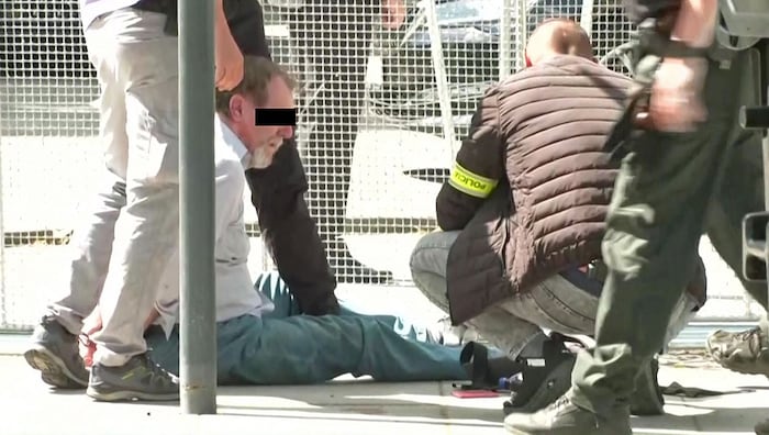 Der 71-jährige Attentäter während seiner Festnahme