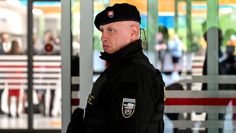 Das Spital, in dem Robert Fico behandelt wird, steht unter strengem Polizeischutz. (Bild: APA/AP)