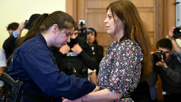 Ilaria Salis darf nun aus einer ungarischen Zelle in den Hausarrest wechseln. Das Land darf die angeklagte Linksaktivistin nicht verlassen. (Bild: APA/AFP/Attila KISBENEDEK)