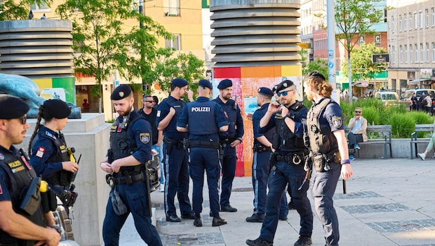 40 Beamte bei der „Aktion scharf“ am Reumannplatz. (Bild: Heinz Stephan Tesarek)