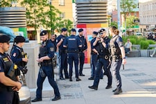 40 Beamte bei der „Aktion scharf“ am Reumannplatz. (Bild: Heinz Stephan Tesarek)