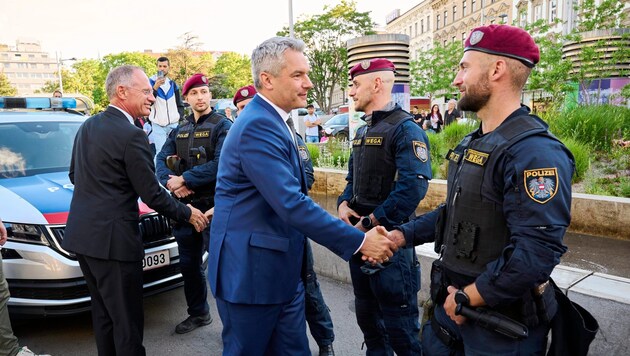 Aralarında Başbakan Nehammer ve İçişleri Bakanı Karner'in de bulunduğu toplam 40 polis memuru Çarşamba akşamı Favoriten'deki öncelikli eylemde hazır bulundu. (Bild: Heinz Stephan Tesarek)