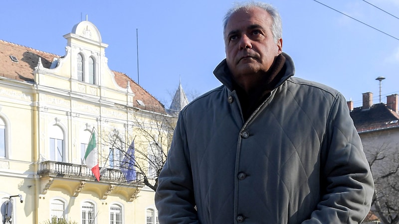 Kämpft um die Freilassung seiner Tochter: Roberto Salis (Bild: APA/AFP/Ferenc ISZA)