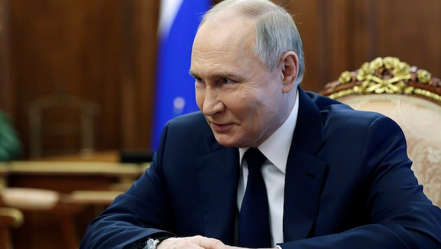 Vlagyimir Putyin orosz elnök hangsúlyozta a védelmi ipar fontosságát: "Gyakran mondtuk, hogy az nyer, aki gyorsabban elsajátítja a fegyveres harc legújabb eszközeit". (Bild: APA/AP)