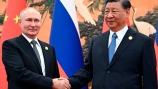 Putin mit Xi Jinping im Jahr 2023 (Bild: AP/Sergei Guneyev, Sputnik, Kremlin Pool Photo via A, File)