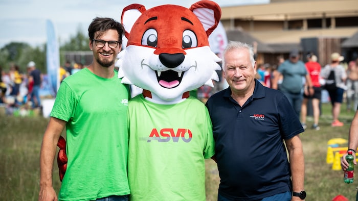 Anton Menner (Coordinator Health &amp; Popular Sports), mascot Filu and ASVÖ Burgenland President Robert Zsifkovits.