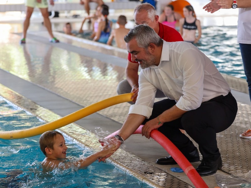 "Every child should learn to swim" - a project that is close to Heinrich Dorner's heart. (Bild: Landesmedienservice Burgenland)