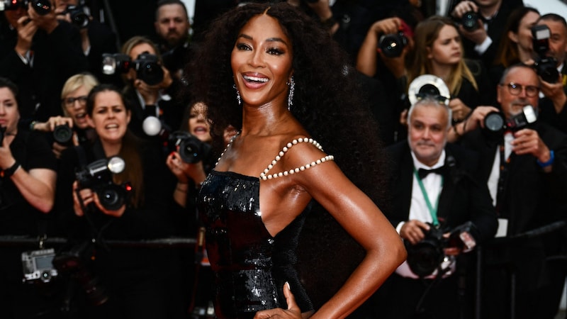 Naomi Campbell kam in einem Chanel-Kleid, das sie bereits 1996 am Laufsteg getragen hatte. (Bild: APA/AFP/CHRISTOPHE SIMON)