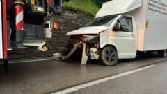 Der Transporter prallte gegen eine Felswand, wurde schwer beschädigt.  (Bild: BSBÖ OVI Keidel Thomas)