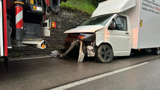 The van crashed into a rock face and was badly damaged. (Bild: BSBÖ OVI Keidel Thomas)