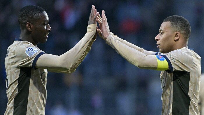Nach Kylian Mbappe (r.) könnte auch Randal Kolo Muani die Pariser schon bald verlassen.
