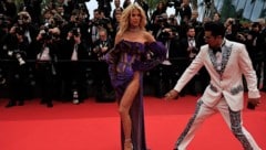 Vorsicht, Blitzer-Gefahr! Victoria Silvstedt sorgte in Cannes für jede Menge Aufregung. (Bild: APA/AFP/Valery HACHE)