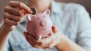 Viele Kinder und Jugendliche haben oft ein vollgefülltes Sparschwein zu Hause. Doch mit dem Geld ...