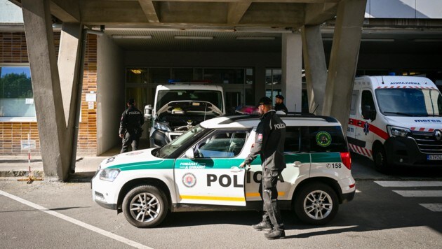 Polizei vor dem Spital in der Slowakei, in dem Premier Robert Fico liegt. (Bild: AP ( via APA) Austria Presse Agentur/Denes Erdos)