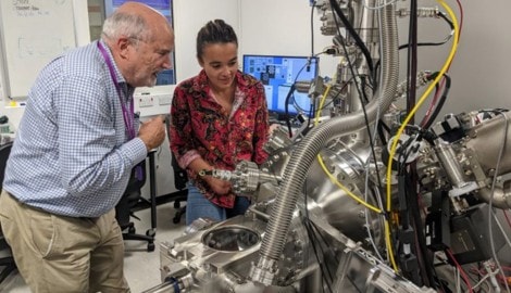 Professor David Jamieson von der Uni Melbourne und Maddison Coke von der Uni Manchester inspizieren ihr Ionenstrahlsystem zur Herstellung von reinem Silizium-28. (Bild: Universität Melbourne)