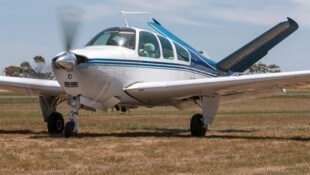 Beim Absturz eines Kleinflugzeuges vom Typ Beech V35 (das Bild zeigt eine solche Maschine) sind in den USA drei Menschen ums Leben gekommen. (Bild: stock.adobe.com/Ryan - stock.adobe.com)