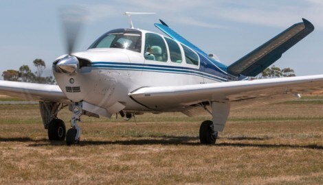 Beim Absturz eines Kleinflugzeuges vom Typ Beech V35 (das Bild zeigt eine solche Maschine) sind in den USA drei Menschen ums Leben gekommen. (Bild: stock.adobe.com/Ryan - stock.adobe.com)