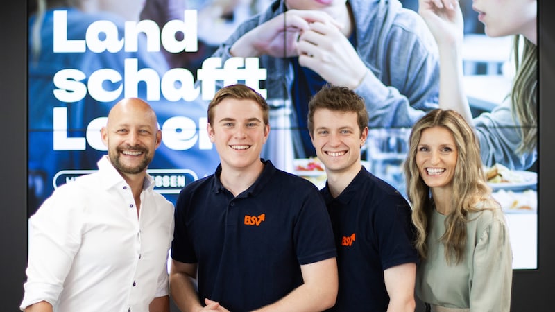 Hannes Royer (left) and Maria Fanninger from the "Land schafft Leben" association brought the two federal student representatives Marius Hladik and Lorenz Baumgartner on board. (Bild: Christian Hoppe)