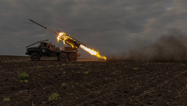 Ukránok szovjet gyártmányú rakétaindító rendszerrel tüzelnek orosz állásokra Harkiv térségében. Az amerikai fegyverek használata korlátozott. (Bild: APA/AFP/Roman PILIPEY)