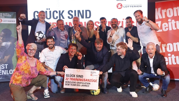 This is what winners look like! As the overall winner, Muckendorf can look forward to 22 tracksuits. (Bild: Groh Klemens)