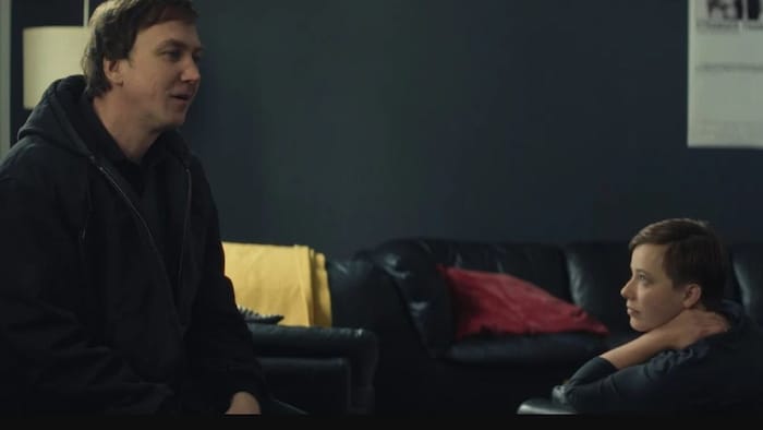 Tom (Lars Eidinger) zieht mit seiner Exfreundin Liv (Anna Bederke) das Kind eines anderen groß. 