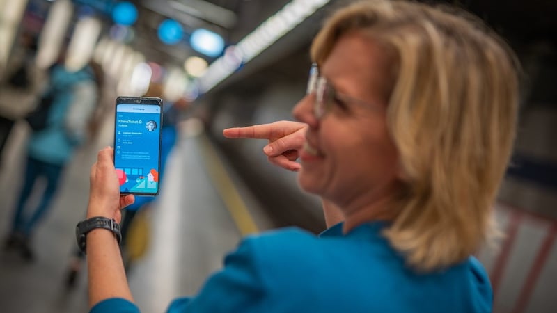 Klimaschutzministerin Leonore Gewessler (Grüne) mit digitalem Klimaticket (Bild: APA/BMK/CAJETAN PERWEIN)