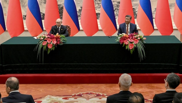Vladimir Putin ve Xi Jinping'in Pekin'deki görüşmesi (Bild: AP ( via APA) Austria Presse Agentur/Sergei Bobylev)