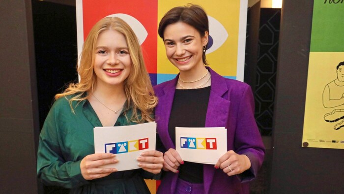 Sympathisches Lächeln: Julia (li.) und Miso führen durch die Kurzvideos. 
