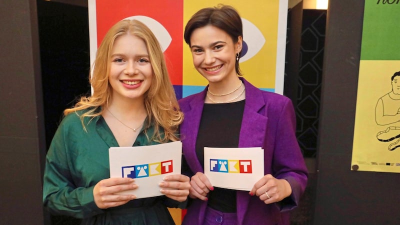 Friendly smiles: Julia (left) and Miso guide us through the short videos. (Bild: Jöchl Martin)